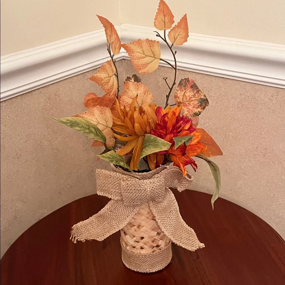 🍁FALL CLEAROUT🍁 14” Autumn Floral Arrangement in Woven Basket with Burlap Bow